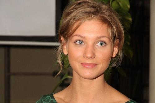 Как Кристине асмус в 32 года удается выглядеть на 20? 05