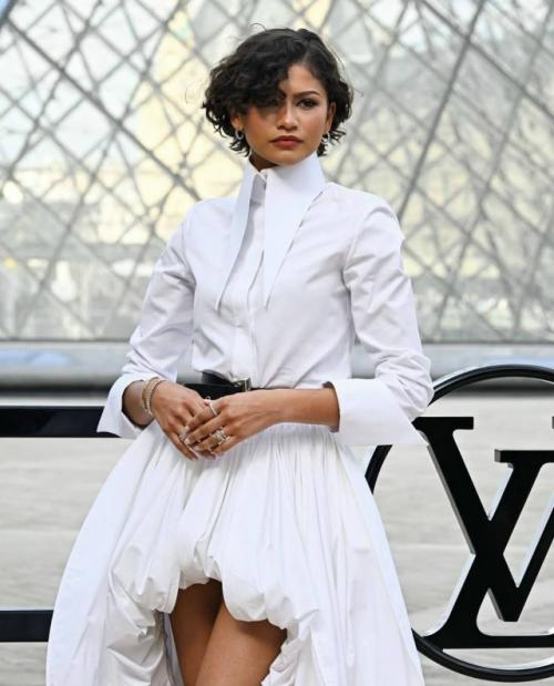 Зендея вся в белом прибыла на показ Louis Vuitton в Париже после новостей о своей свадьбе с томом холландом. 

