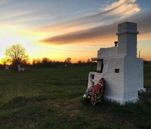 В ленинградской области есть место, где в поле недалеко от дороги стоят побеленные русские печи. 01