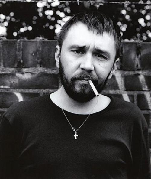 Кто-то печет булочки, а кто-то жарит кузнечиков.