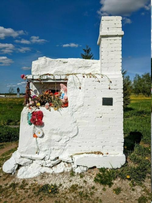 В ленинградской области есть место, где в поле недалеко от дороги стоят побеленные русские печи.
