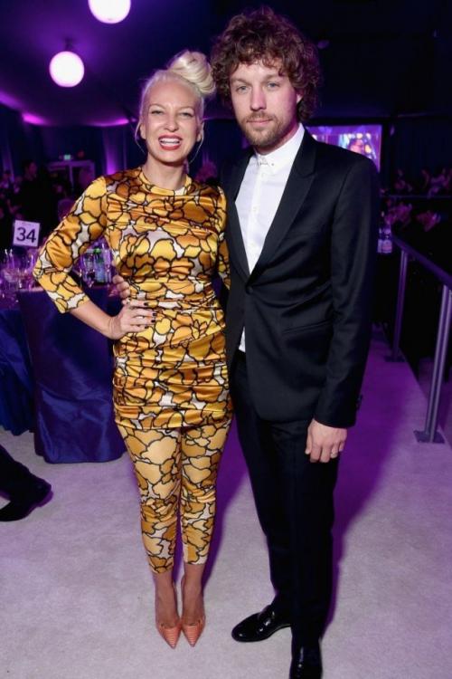 Певица сиа будет платить бывшему мужу Даниэлю бернаду алименты на содержание ребенка.

