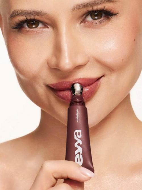 Онкобольная блогер лерчек (настоящее имя - Валерия Чекалина) покинула свою косметическую компанию Letique и запустила новый бренд косметики. 02