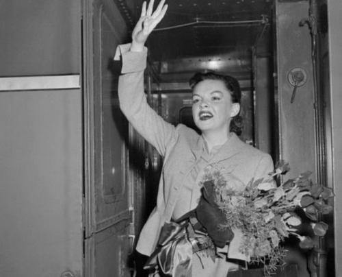 История Джуди гарленд - это манифест жестокости Золотого Века голливуда, где юность была товаром, а актрисы - расходным материалом. 01