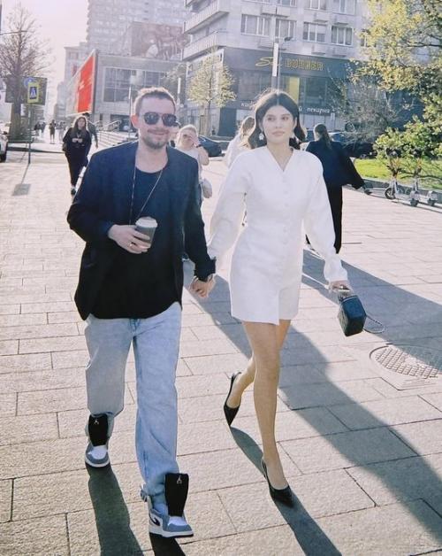 Родители на Выгуле: Александр Петров с женой Викторией впервые вышли в свет после рождения сына. 01