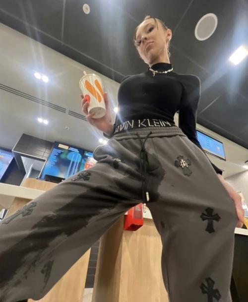 Блогерша Фрося в кафе перед камерами обмочилась! 01