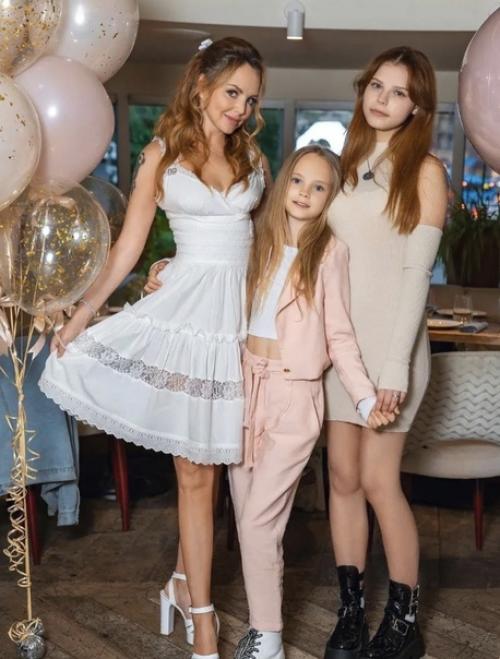 Певица МакSим поразила фанатов потрясающим генофондом, показав фото с празднования своего дня рождения. 01