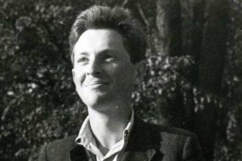 Мы говорим слова свои, как прежде, и наши пиджаки темны все так же, и нас не любят женщины все те же. 

