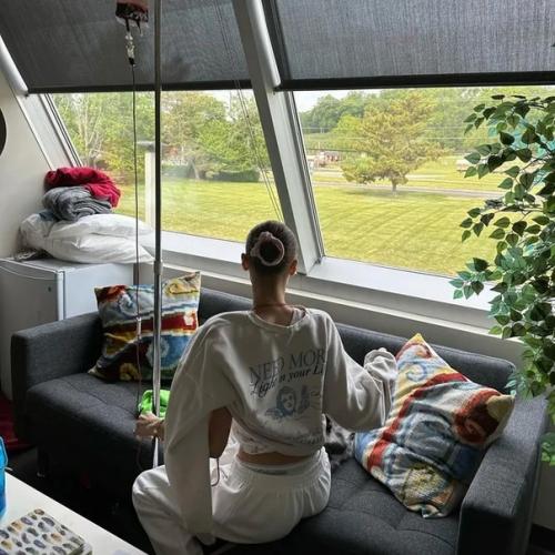 Белле хадид приходится быть постоянно под капельницей из-за осложнений болезни лайма. 01