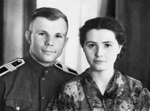 Окно с видом на вечность: как история безмолвной преданности Валентины Гагариной перевернула современные соцсети. 01
