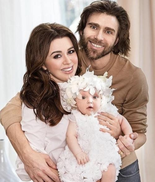 Анастасия Заворотнюк скончалась в хосписе на руках у мужа, Петра Чернышева, который был с ней до последнего. 01