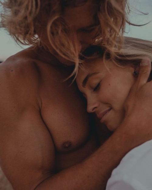 Бывают такие отношения, в которых один любит, а другой только позволяет себя любить.