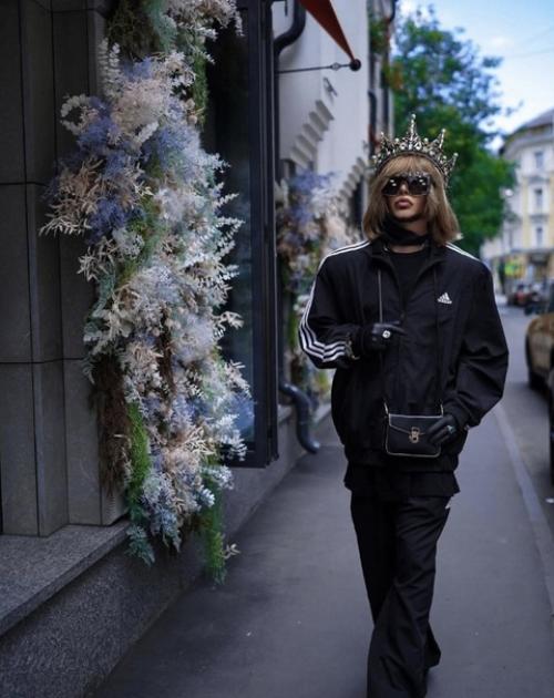 Сергей зверев на патриарших: корона и адидас. 01