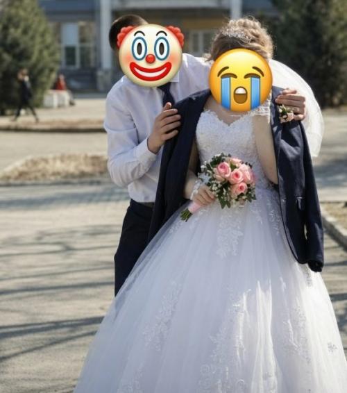 Мужчина пришёл искать любовницу и принёс семейное портфолио.

