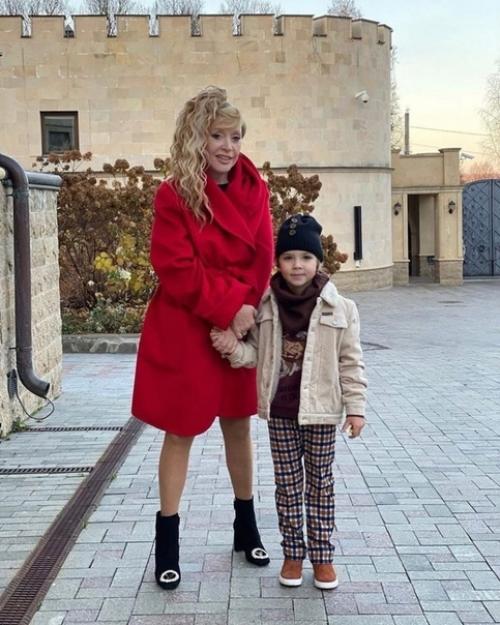 Счастливая мама!  Алла пугачева молодеет душой рядом со своими очаровательными детьми! 01