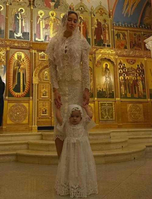 Крестили ребёнка.  Общественность снова полезла в паспорт тимати.

