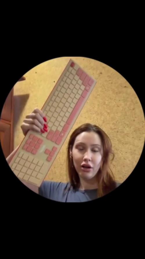 После расставания парень пришёл к девушке домой и потребовал вернуть всё, что когда-либо ей дарил. 01