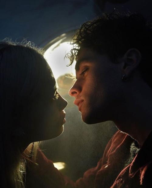 В случае если она плачет, не покидайте ее. 01