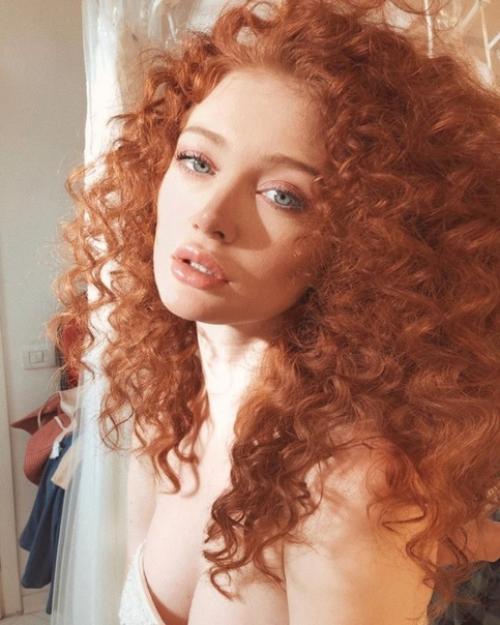 Эта девушка с огненно рыжими волосами поразила многих пользователей интернета. 03