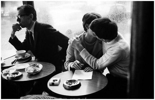 Потребительские отношения.  Общество от безумия страдает.