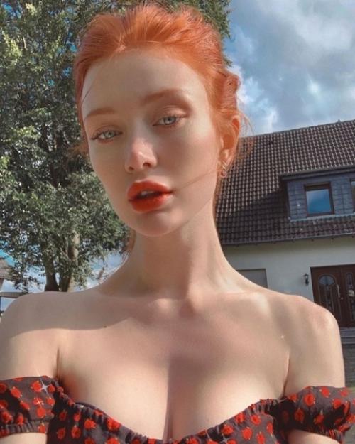 Эта девушка с огненно рыжими волосами поразила многих пользователей интернета. 01