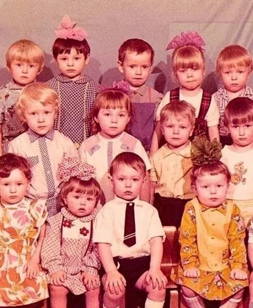 Без памперсов на манной каше, так проходило детство наше, у бабушек в деревне жили, и босиком гулять любили. 

